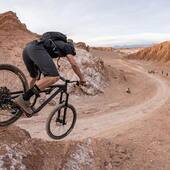 @ignaciorojop disfrutando días de trabajo por el desierto de San Pedro de Atacama junto a @barraphoto 📸 y sus #Whyte G-180 y E-180 ⚡️👏🏻 nada como disfrutar esos paisajes únicos en bicicleta! 
.
@whytechile @bikingchile #WhyteFamily